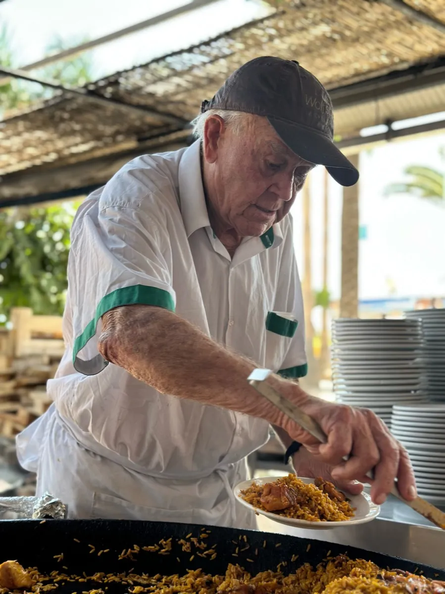 Francisco «Ayo» sirviendo su paella a la leña en el Chiringuito Ayo, Nerja
